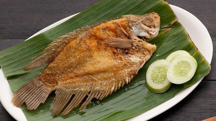 Begini Cara Menggoreng Ikan Agar Minyak Tak Meletup Dan Lengket Di