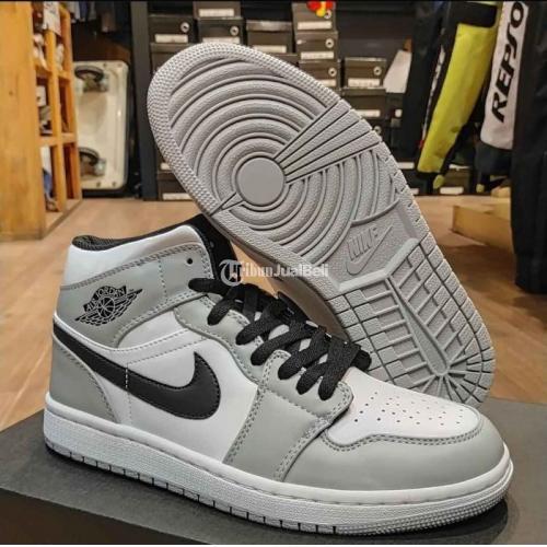  Sepatu  Nike  Air  Jordan  1 Mid Light Smoke Grey Harga  Rp 