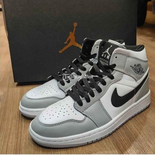  Sepatu  Nike  Air  Jordan  1 Mid Light Smoke Grey Harga  Rp 