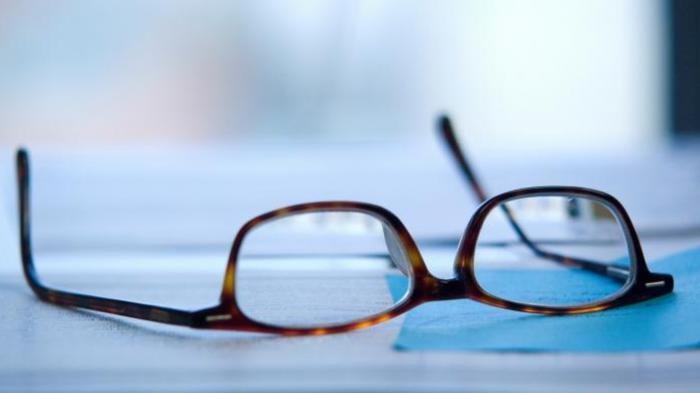 Nggak Perlu Beli Baru, Ini Cara Bersihkan Lensa Kacamata yang Kotor dan