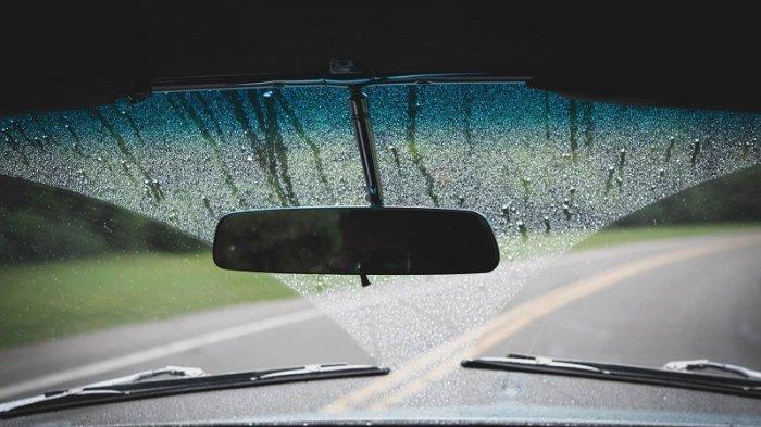 Intip Cara Mengatasi Kaca  Mobil yang Berembun  karena Hujan 