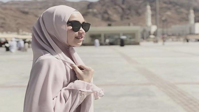 Intip Yuk Penampilan Ayu Ting Ting dengan Hijab Syar i 