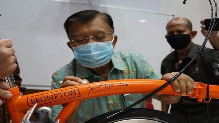 Sepeda Lipat Brompton Bertanda Tangan Jusuf Kalla (JK) dan ...