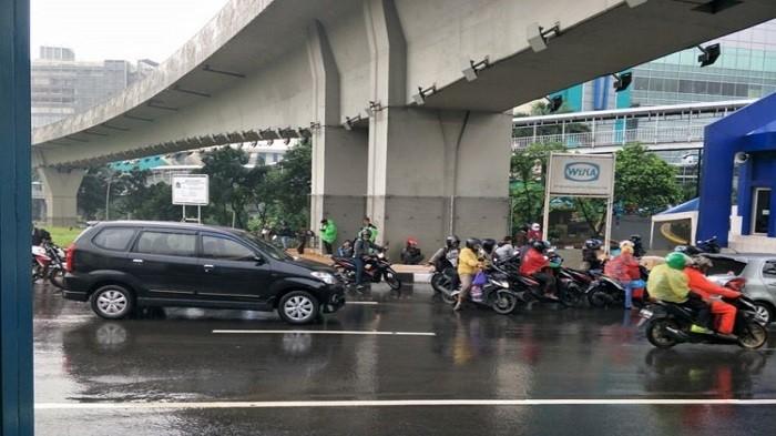 Bagi Pengguna Sepeda Motor yang Berteduh Sembarangan di Jakarta Akan