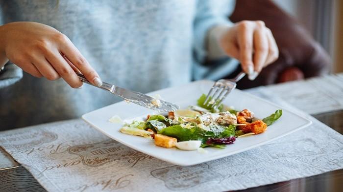 Jangan Lagi Makan Terlalu Cepat, Bisa Picu Tersedak hingga Sebabkan